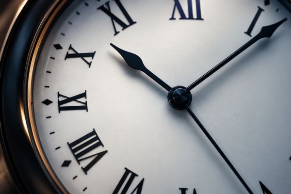 Reloj analógico como símbolo del paso del tiempo y la longevidad
