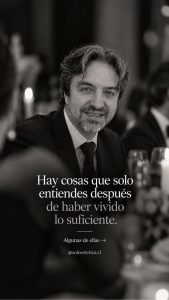 Eduardo Oyarse durante una cena, en una fotografía en blanco y negro